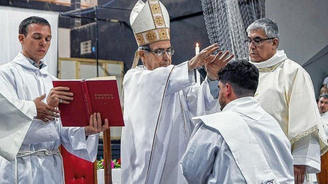 Ceremonia. El Obispo de Comodoro Rivadavia, Monseñor Joaquín Gimeno Lahoz presidió la ceremonia de ordenación de Natanael Alberione, el primer sacerdote de Puerto Madryn.