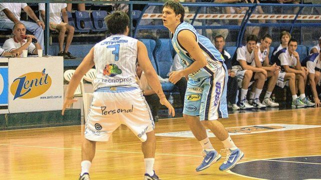 Campazzo marcando a Nicolás Agasse, el jugador de Paraná. Campazzo marcando a Nicolás Agasse, el jugador de Paraná.