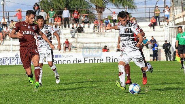 Marcos Maydana con la camiseta de Patronato frente a Lanús en el estadio Grella.
