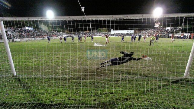 David Dri hizo explotar las gradas de un colmado estadio Pedro Mutio en la final del Federal B, en junio de 2014.