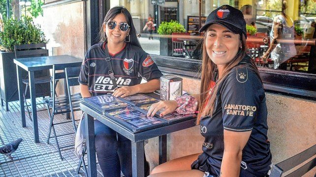 Sabrina y Jacqueline fanáticas de Colón en Paraná a la espera del partido en el Grella