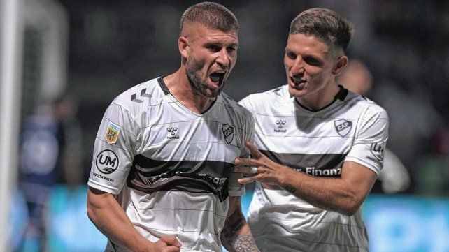 Platense derrotó 3 a 0 a Racing y profundizó su crisis.