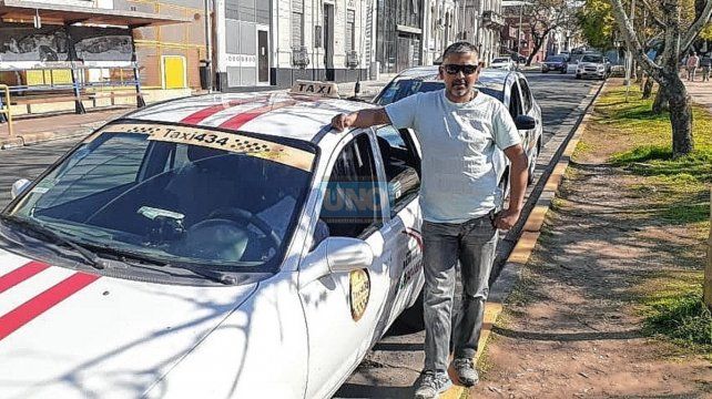 Los taxistas admiten que pocos son los que pueden recurrir a sus servicios para movilizase en trayectos largos, debido a los precios.