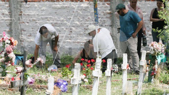 Antropólogos buscaron restos de desaparecidos en Paraná en 2006. Iosi estaba como custodio durante el procedimiento. Antropólogos buscaron restos de desaparecidos en Paraná en 2006. Iosi estaba como custodio durante el procedimiento.