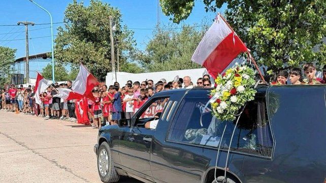 Dolor en San Cristóbal: una ciudad conmovida le brindó el último adiós a Ian. Dolor en San Cristóbal: una ciudad conmovida le brindó el último adiós a Ian.