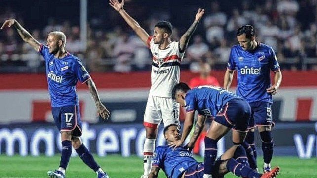 El momento que Juan Izquierdo se cayó en el campo de juego. El momento que Juan Izquierdo se cayó en el campo de juego.