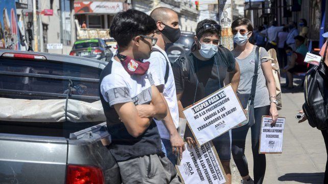 Acompañantes terapéuticos reclamaron contra el atraso en el pago de sus servicios.