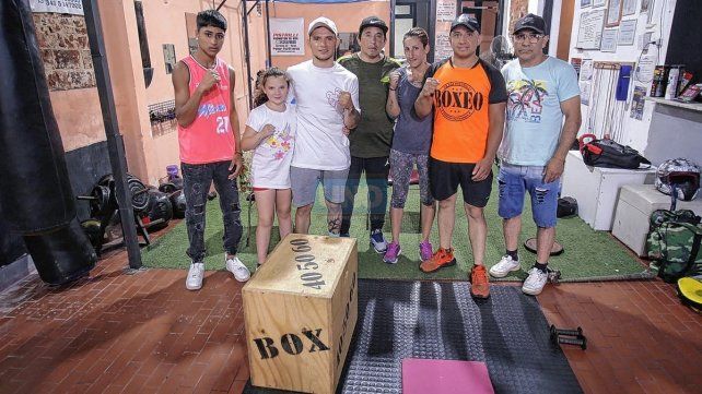 Marcos Maquinita Martínez junto a su equipo de trabajo y alguno de los boxeadores que formarán parte de la cartelera que se celebrará en el Club San Agustín. Marcos Maquinita Martínez junto a su equipo de trabajo y alguno de los boxeadores que formarán parte de la cartelera que se celebrará en el Club San Agustín.