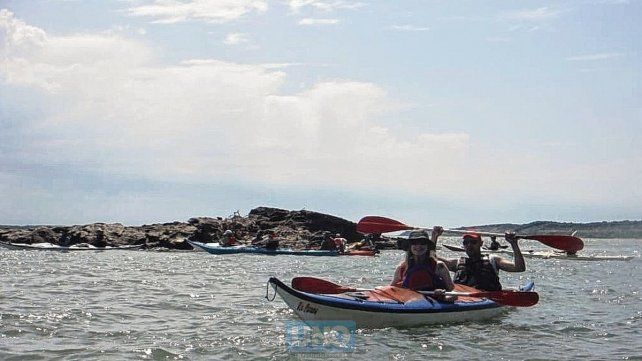 Piedra Mora, la roca que quedó al descubierto con la bajante y atrae a los kayakistas y navegantes.