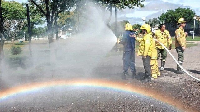 Práctica. En Ramírez se capacitaron en el manejo de un nuevo equipo para incendios forestales. Práctica. En Ramírez se capacitaron en el manejo de un nuevo equipo para incendios forestales.