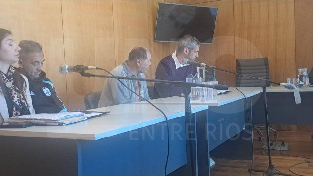 Aguilar (de campera azul deportiva) e Inofre (campera gris) están acusados del homicidio de Bassi en Paraná XIV
