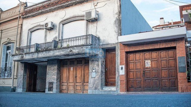 Muchas casas cuentan con cocheras dobles y hasta triples. Otras hacen entradas para auto no permitidas.