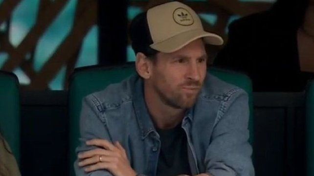 Lionel Messi, presente en el Miami Open viendo a Novak Djokovic. Lionel Messi, presente en el Miami Open viendo a Novak Djokovic.