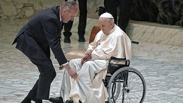 Los médicos. Aconsejaron al Papa no hacer esfuerzos para no comprometer los resultados de las terapias en la rodilla que comenzaron hace algunas semanas basados sobre todo, en infiltraciones y descanso.