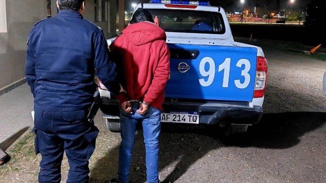 Paraná: mujer denunció que tres hombres la golpearon, la ataron y le robaron. Uno de los presuntos autores del hecho fue detenido Paraná: mujer denunció que tres hombres la golpearon, la ataron y le robaron. Uno de los presuntos autores del hecho fue detenido