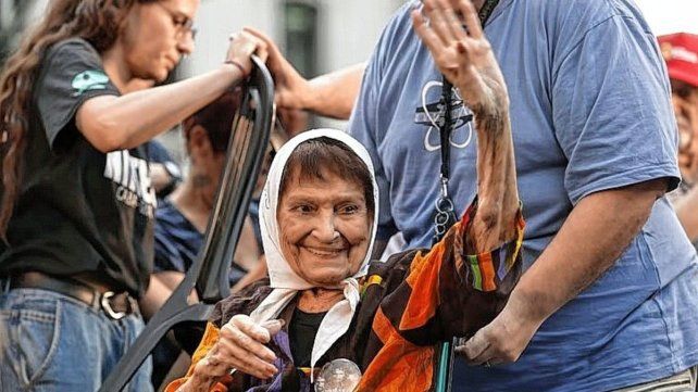 Taty Almeida, la histórica referente de Madres de Plaza de Mayo, murió a los 95 años.