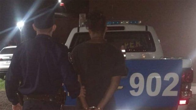 El hombre salió corriendo y lo apresaron. La mujer fue demorada por empleados. Luego, en un descuido, escapó. Fue detenida a varias cuadras del lugar, en Paraná
