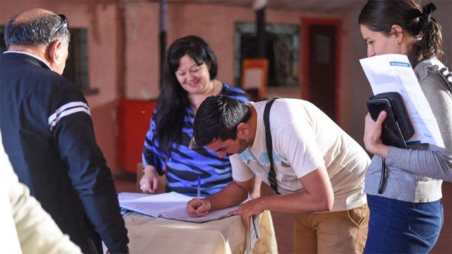 Se realizaron tres asambleas: una en el club Libertador San Martín, otra en el club Sportivo Entre Ríos y la tercera en la escuela Poeta Juan L. Ortíz de Paraná
