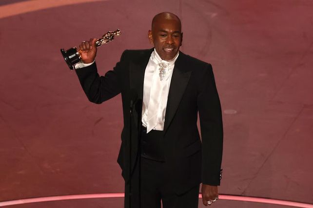 Paul Tazewell con su Oscar como Mejor Vestuario por Paul Tazewell con su Oscar como Mejor Vestuario por
