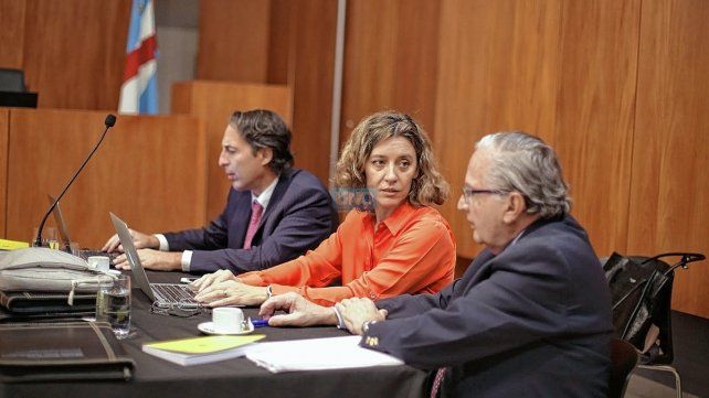 Cecilia Goyeneche junto a sus defensores Leopoldo Lambruschini y Enrique Pita: el Jury ingresa en una etapa decisiva.