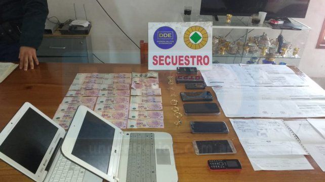 Dinero y joyas. En el operativo en Misiones, se incautó parte de lo robado.