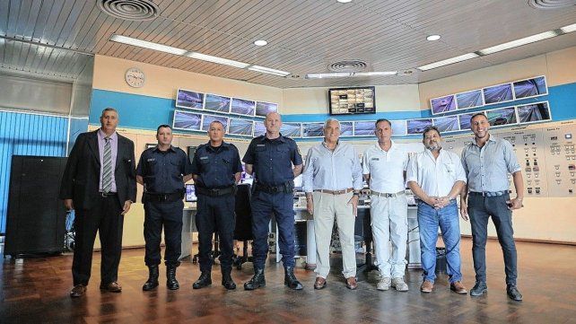 Autoridades del Túnel Subfluvial y de la Policía de Entre Ríos se reunieron para evaluar qué tecnología implementar en la Sala de Control del viaducto Autoridades del Túnel Subfluvial y de la Policía de Entre Ríos se reunieron para evaluar qué tecnología implementar en la Sala de Control del viaducto