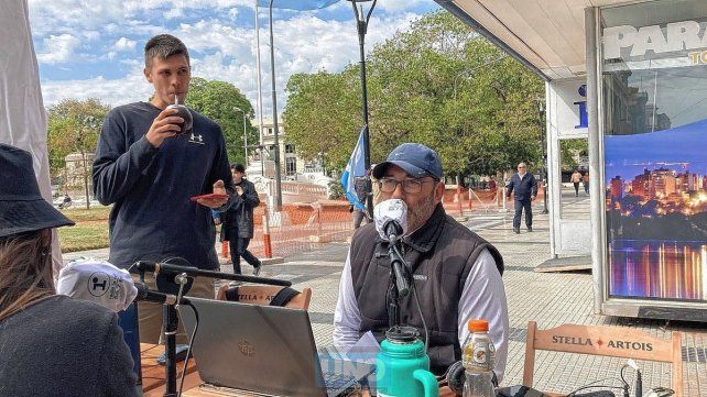 Con sorteos, regalos, entrevistas en vivo, música y todo el equipo de La Radio de UNO frente al bar El Flamingo, este viernes se vive una jornada especial