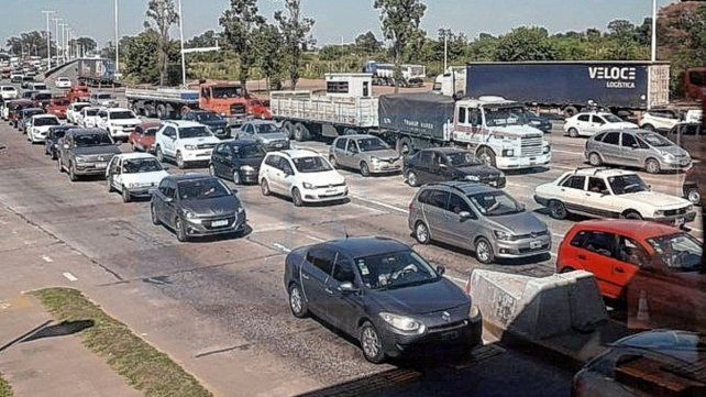 Incesante fue el ingreso de vehículos por el complejo Brazo Largo- Zárate