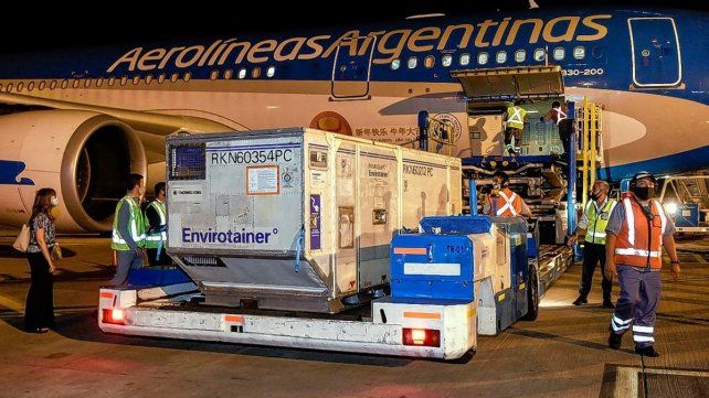Una partida de vacunas Sinopharm al llegar al país desde China.