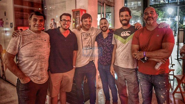 Dirigentes, entrenadores y allegados del CAE en la presentación del torneo.