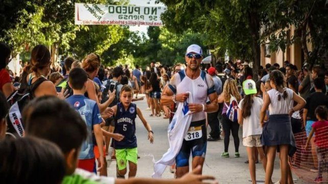 Es un clásico que el público en el Triatlón Internacional de La Paz aliente constantemente a los deportistas durante la competencia. Es un clásico que el público en el Triatlón Internacional de La Paz aliente constantemente a los deportistas durante la competencia.