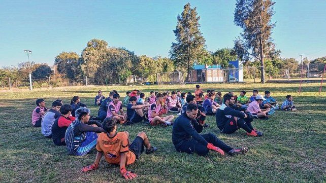 El momento de la entrega de camisetas. El momento de la entrega de camisetas.