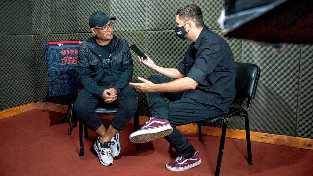 Sergio Torres charlando con Andrés Martino para Luz, Cámara y a Jugar