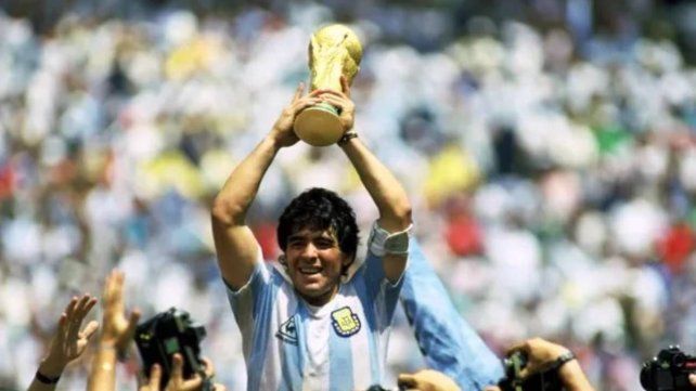 El 30 de de 1960 nacía Diego Maradona en el hospital Evita de Lanús. A los 15 años sorprendió al mundo, y a los 25 lo conquistó El 30 de de 1960 nacía Diego Maradona en el hospital Evita de Lanús. A los 15 años sorprendió al mundo, y a los 25 lo conquistó