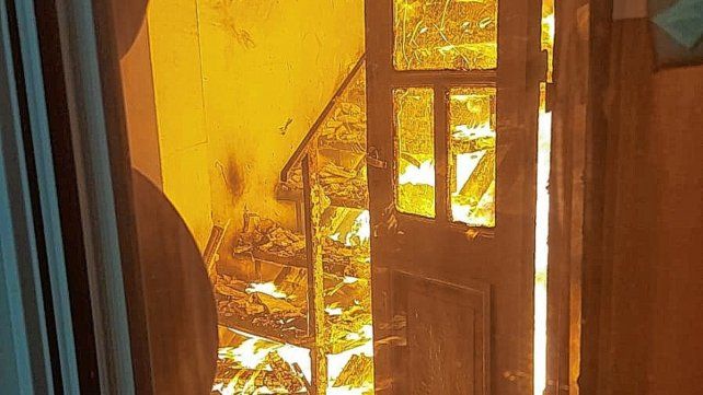 El fuego afectó la casa parroquial y dos oficinas. El fuego afectó la casa parroquial y dos oficinas.