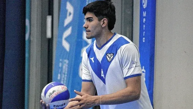 El central ex-Vélez se concentra previo al saque. El central ex-Vélez se concentra previo al saque.