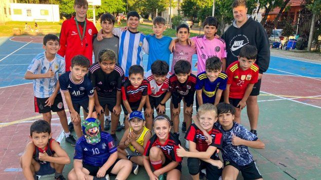 Catriel Roldán junto a sus dirigidos en el polideportivo de barrio AATRA III. Catriel Roldán junto a sus dirigidos en el polideportivo de barrio AATRA III.