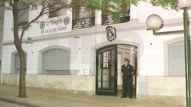 El frente de la Delegación de la Policía Federal de Paraná en el año 2000, la época en que allí trabajaba Iosi. El frente de la Delegación de la Policía Federal de Paraná en el año 2000, la época en que allí trabajaba Iosi.