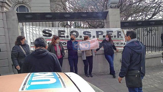 Seosper reclamó despidos frente a la sede central del Iosper. A la protesta se sumaron afiliados a la obra social.