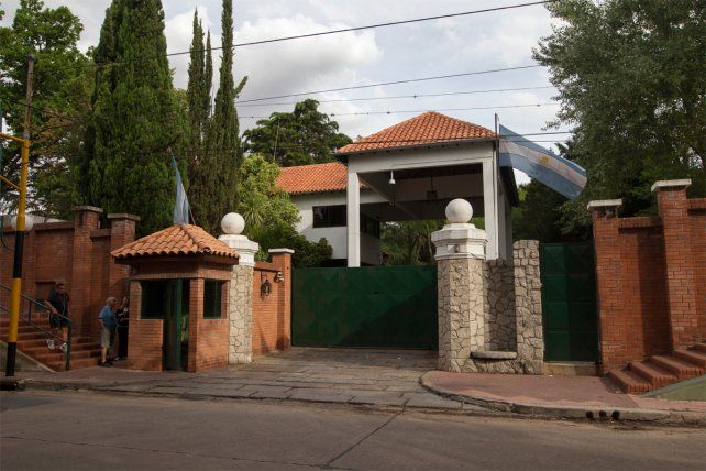 El policía es custodio de la quinta presidencial. 