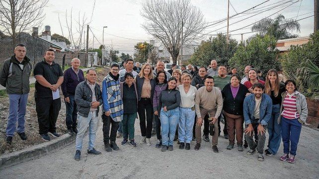 La intendenta de Paraná, Rosario Romero, junto a los vecinos. La intendenta de Paraná, Rosario Romero, junto a los vecinos.