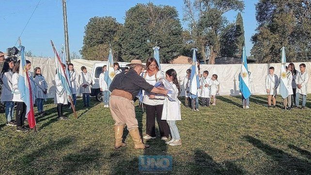 Hace 27 años que Rondán Grasso dona banderas a escuelas rurales de Entre Ríos