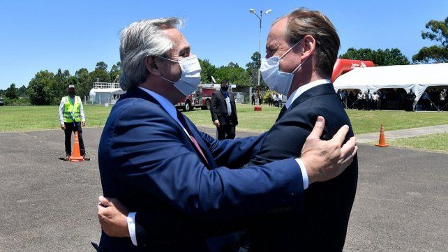 Alberto Fernández se abraza con Bordet al llegar a Concordia. (Foto: Prensa Gobernación)