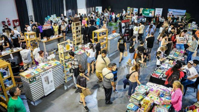 La decimotercera edición de la feria del libro Paraná Lee permanecerá hasta el 17 en Sala Mayo. Hoy a las 15 disertará la escritora Selva Almada La decimotercera edición de la feria del libro Paraná Lee permanecerá hasta el 17 en Sala Mayo. Hoy a las 15 disertará la escritora Selva Almada