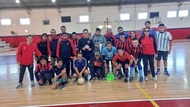 El fútbol inclusivo de Patronato se prepara junto a su entrenadora Carina Landra. El fútbol inclusivo de Patronato se prepara junto a su entrenadora Carina Landra.