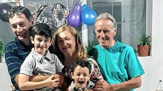Gastón junto a la familia que formó y sus padres.