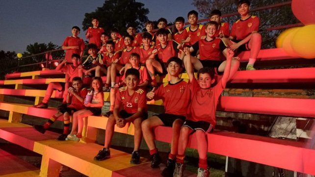 Los chicos de Neuquén festejan sobre la Tribuna Campeones Los chicos de Neuquén festejan sobre la Tribuna Campeones