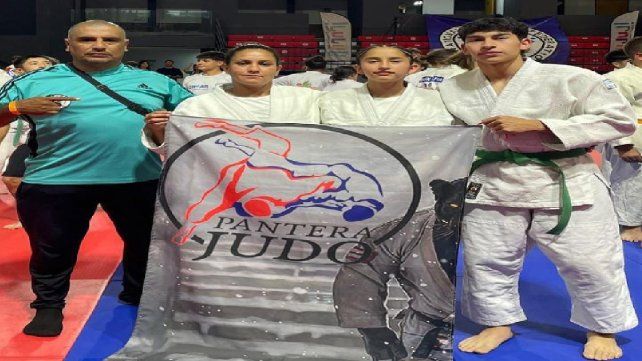 Andres Gómez, Lorena Larroza, Natasha Cabaña y Jano Cabaña en Jujuy. Andres Gómez, Lorena Larroza, Natasha Cabaña y Jano Cabaña en Jujuy.