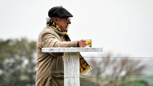 Ricardo Trápaga viendo a su querido Tilcara en un día con mucho frío.