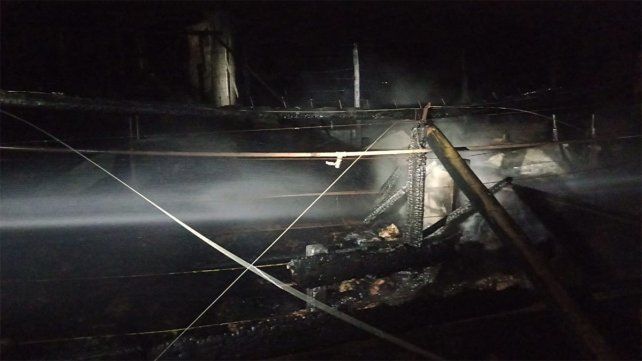 El incendio ocurrió el martes por la noche en un establecimiento ubicado a la altura del kilómetro 4 de la ruta provincial 23, en la zona rural de Caseros